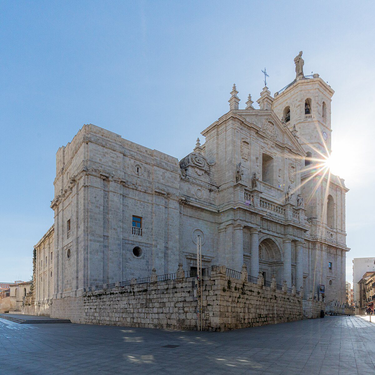Valladolid_Cathedral_2023_-_Main_Façade_with_Sunstar