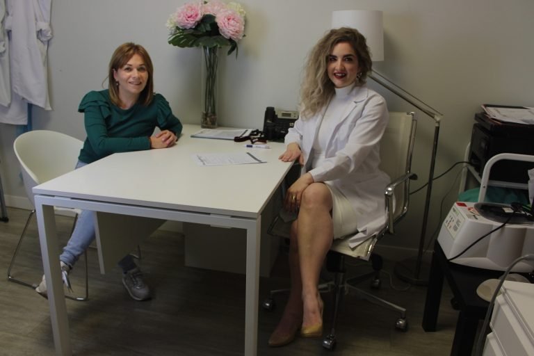 Guía completa sobre la frecuencia de lavado del cabello y su relación con la micropigmentación capilar (SMP)