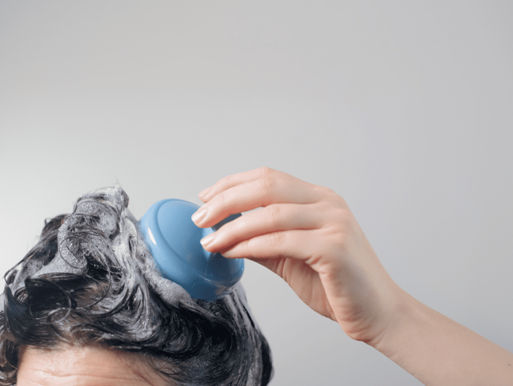 Guía completa sobre la frecuencia de lavado del cabello y su relación con la micropigmentación capilar (SMP)